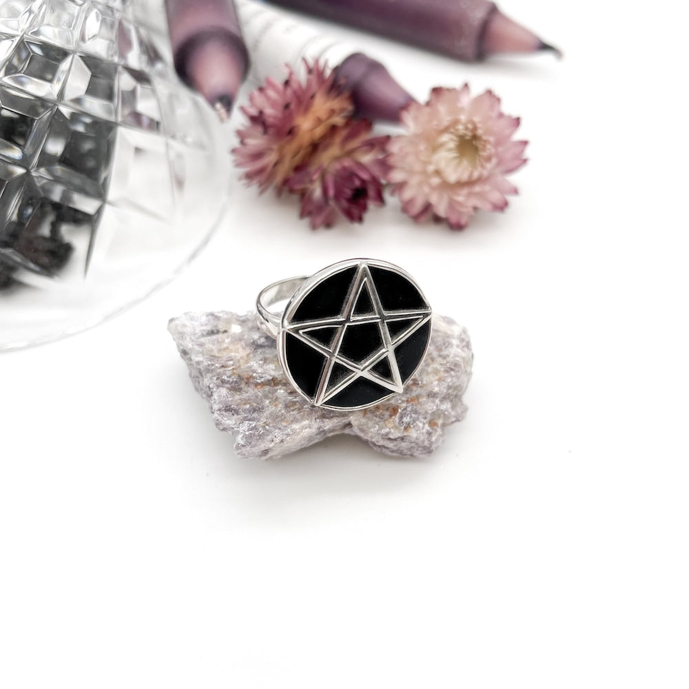 BLACK RESIN PENTACLE RING